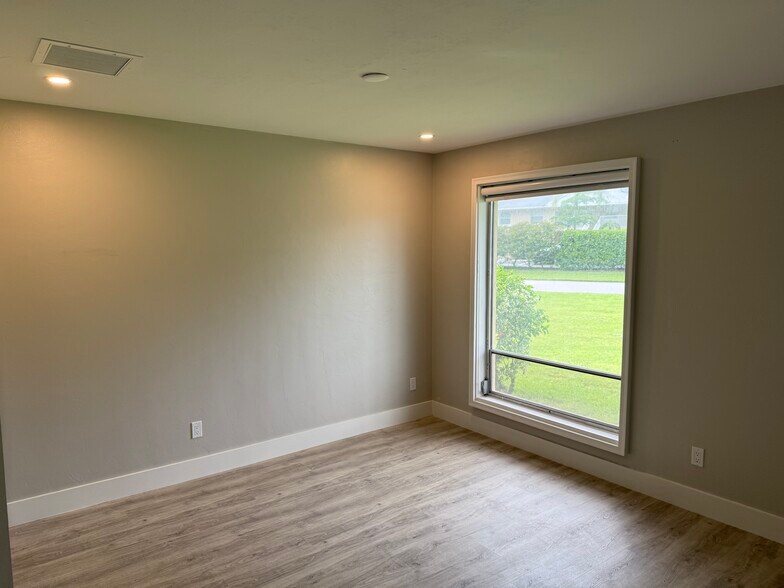 Building Photo - 781 Palm View Dr