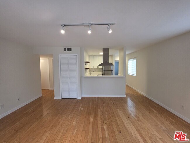 Building Photo - 1260 Vin Scully Ave