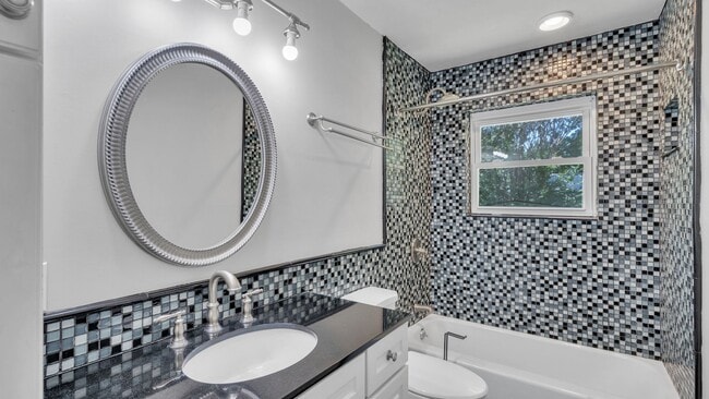 Building Photo - Beautifully Redone 2 Bedroom House! Availa...