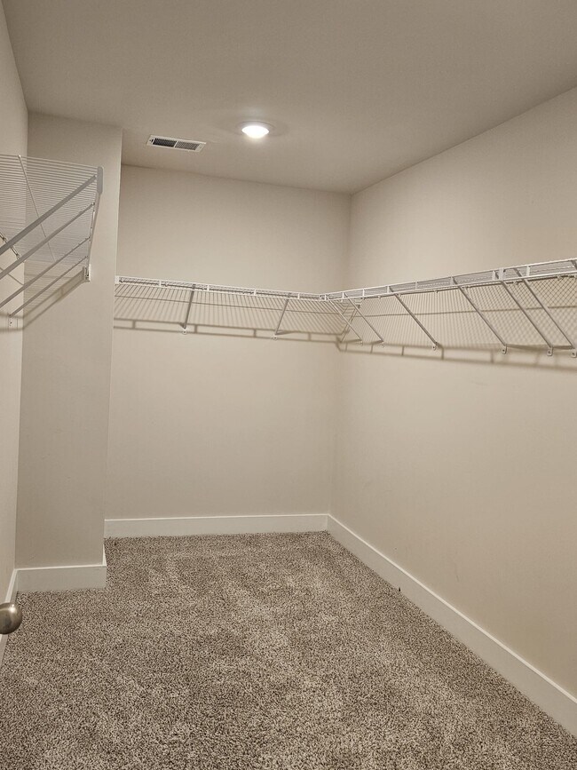 Building Photo - 558 Laxton Rd