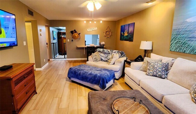 Building Photo - Adorable 1/1 condo with dock and amenity community