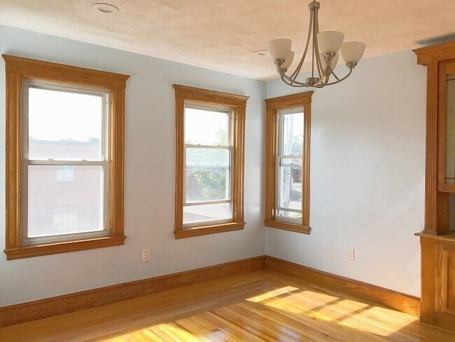 Building Photo - 1020 Fellsway