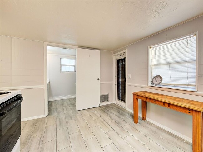 Building Photo - 313 Jessica St N