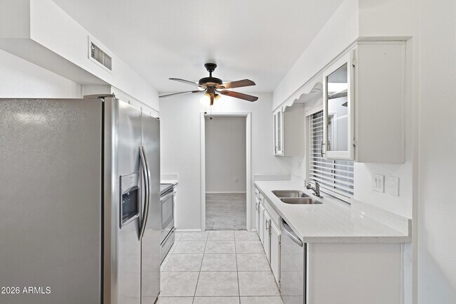 Building Photo - 10922 W Santa Fe Dr