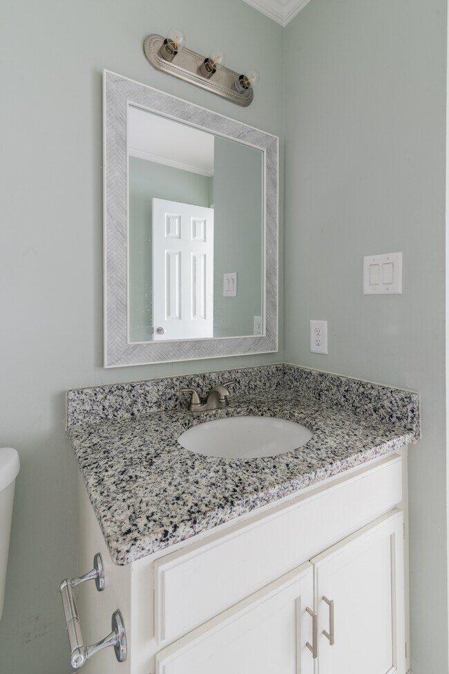 Building Photo - 578 Tryon Pl