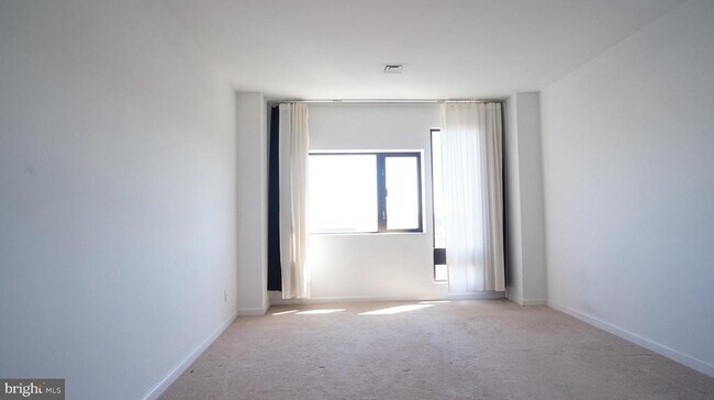 Building Photo - 10 E Lee St