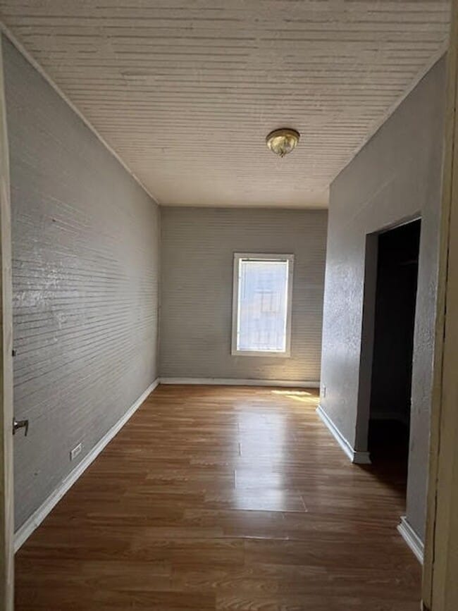 Building Photo - Great Location!