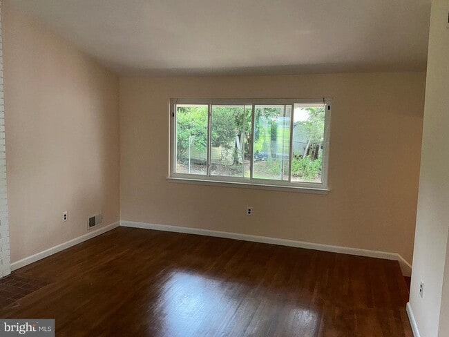 Building Photo - 303 Charlton Ct