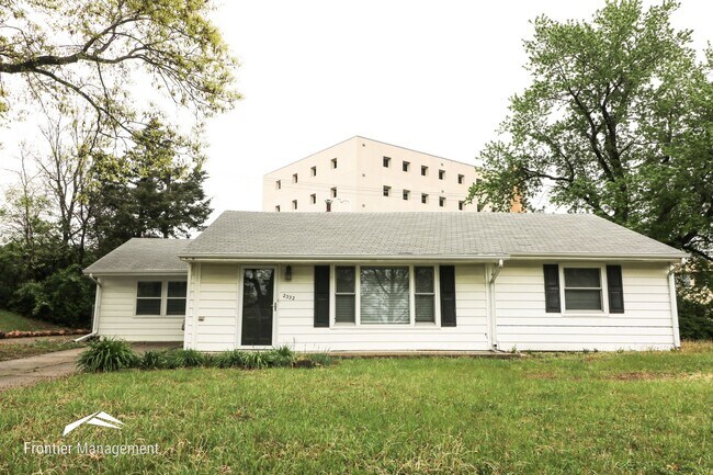 Building Photo - Three Bedroom Home Near Westloop Shopping ...