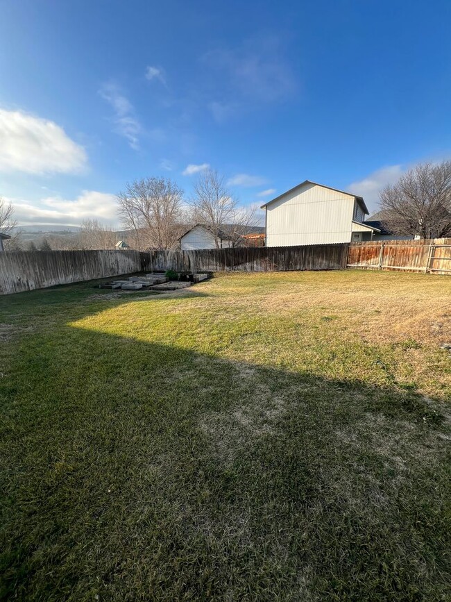 Building Photo - Beautiful Kennewick home located in a quie...