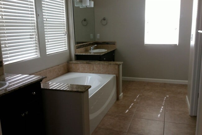 Building Photo - Beautiful 3 Bedroom 2.75 Bath Home in Harlan Ranch!