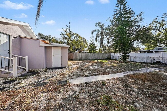 Building Photo - 816 W Minnehaha St