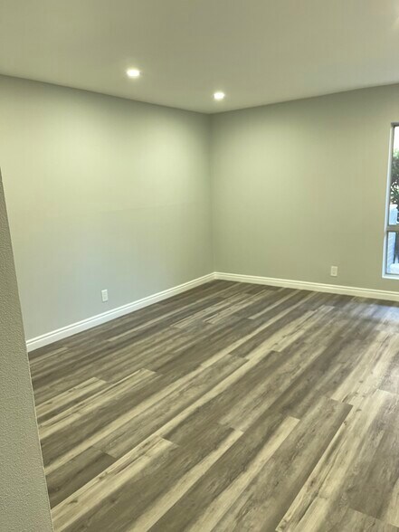 Building Photo - 1127 E Del Mar Blvd