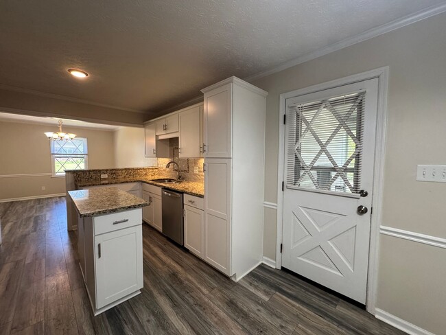 Building Photo - Charming 3 Bed 2.5 Bath Fayetteville Home