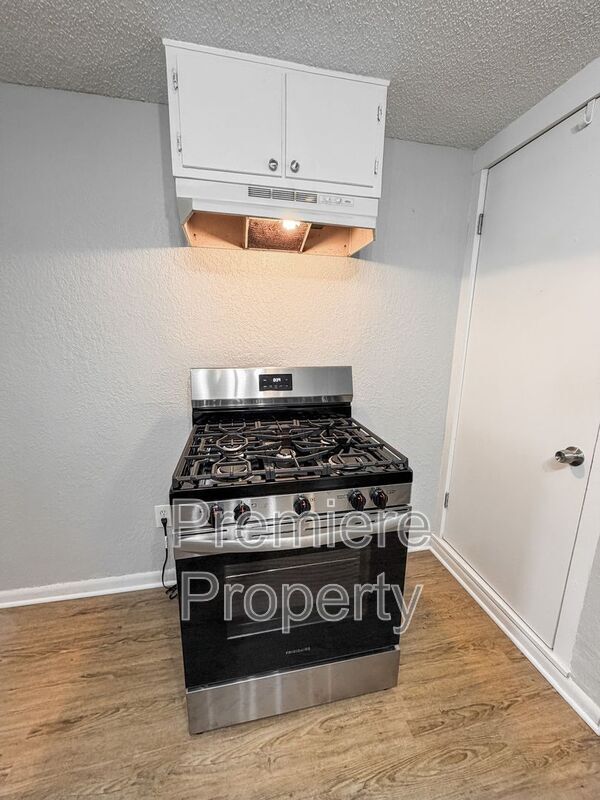 Building Photo - 1027 E Stone St