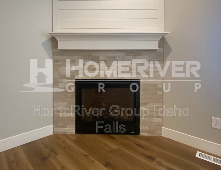 Building Photo - 690 Silvermaple Dr