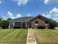 Building Photo - Beautiful South Bossier Home with Sunroom!