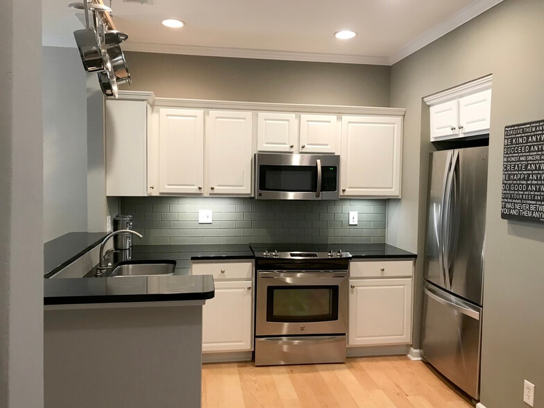 Building Photo - 1151 Village Ct SE