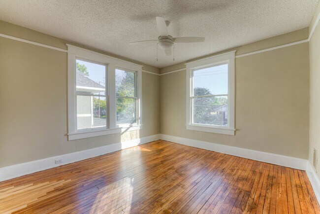 Building Photo - Crosstown home - rent reduced plus 1/2 off...