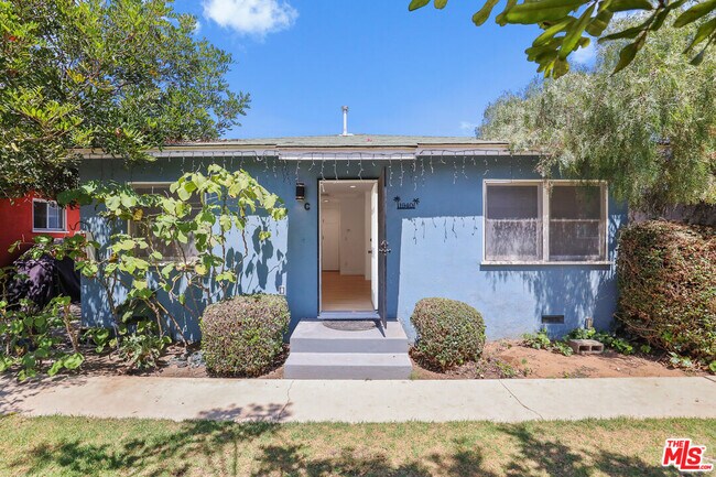 Building Photo - 1944 Cloverfield Blvd