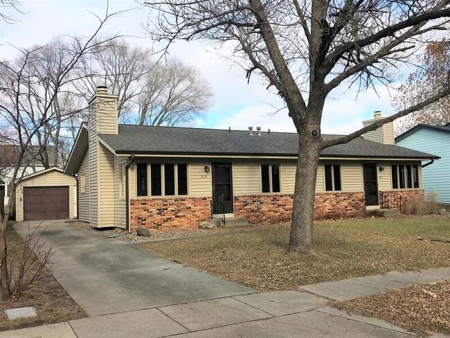 Primary Photo - 319 Opal Cir