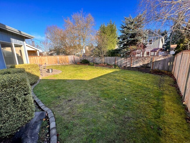 Building Photo - 4412 Ingleside Dr SE