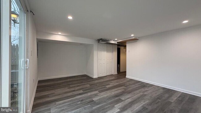 Building Photo - 12611 Biscayne Dr