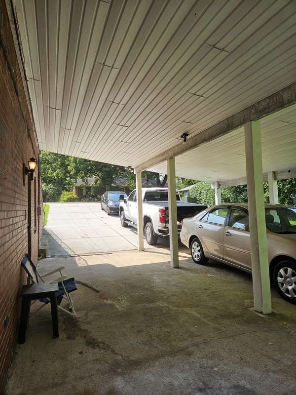 Building Photo - 1608 Hawthorne Dr