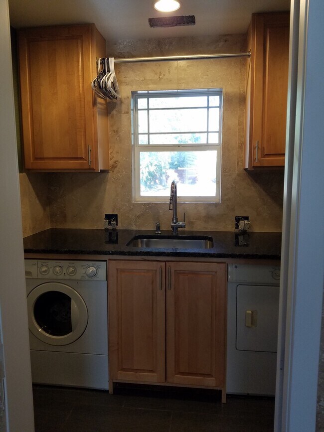 Building Photo - Lovely 2 bed, 1 bath House Near Old Town F...