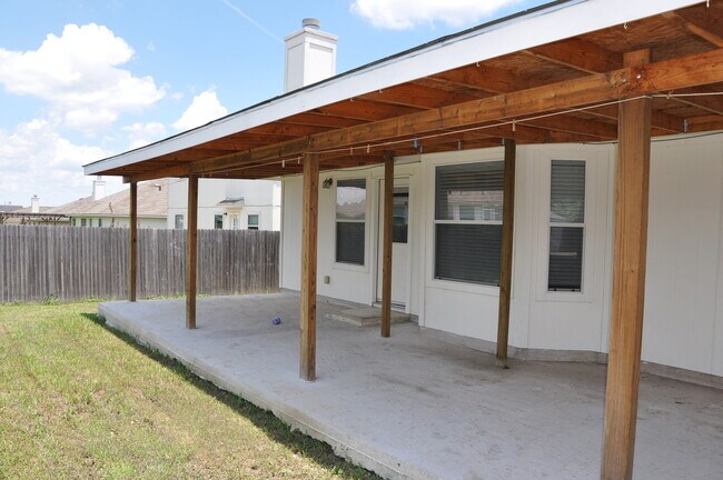 Building Photo - 3 Bedroom 2 Bath with Study in Kyle