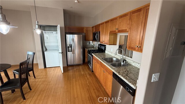 Building Photo - 255 W 7th St