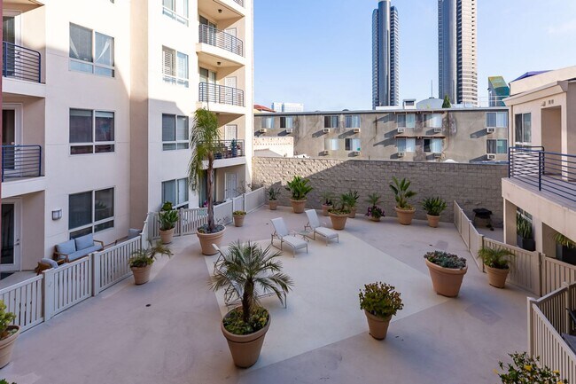 Building Photo - AMAZING 2/2 MARINA DISTRICT CONDO WITH 2 A...