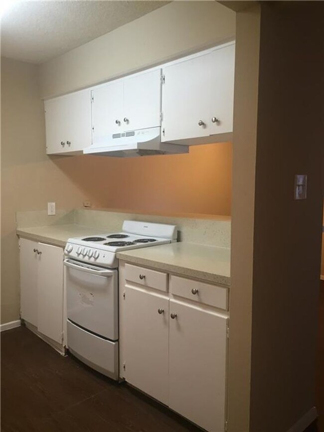 Building Photo - Redwood North — Your Midtown Hideout Near(...
