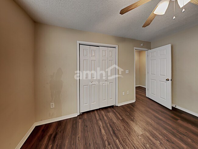 Building Photo - 910 Castlerock Way