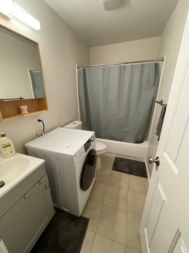 Building Photo - 999 Wisconsin St