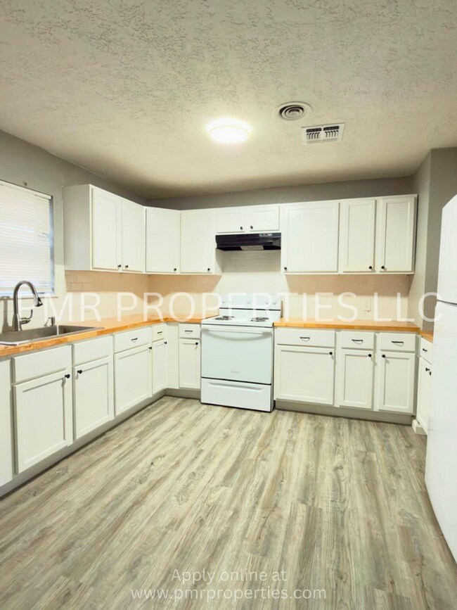 Building Photo - 3 Bedrooms/1.5 Bathroom House