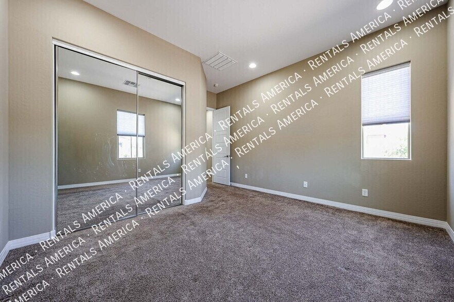Building Photo - 3325 E Coconino Dr