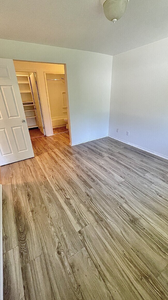 Building Photo - Serene Top-Floor Condo in Lake Forest Park...