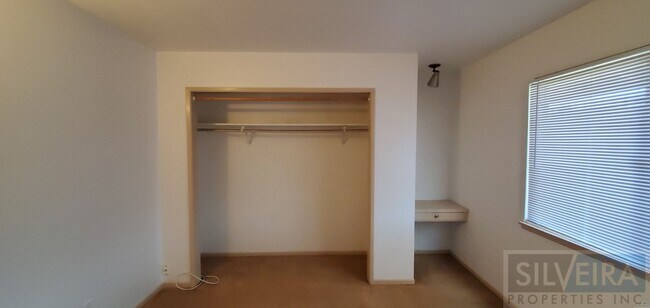 Building Photo - A Comfortable Home awaits the right Tenant!