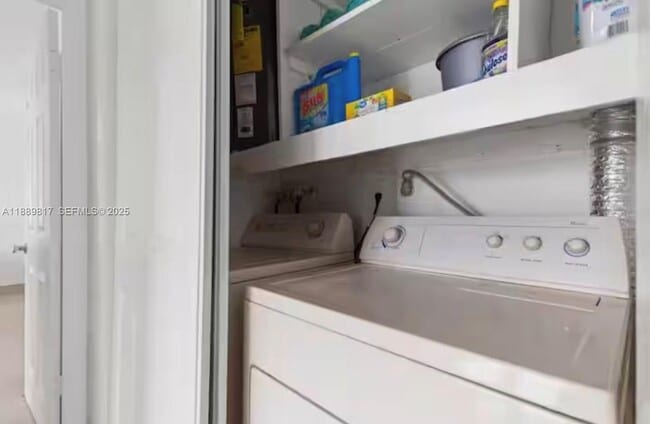 Building Photo - 2543 SW 58th Manor