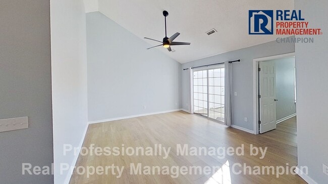 Building Photo - Immaculate 2 BD/2 BA Townhome with Open Floorplan and Split Bedrooms