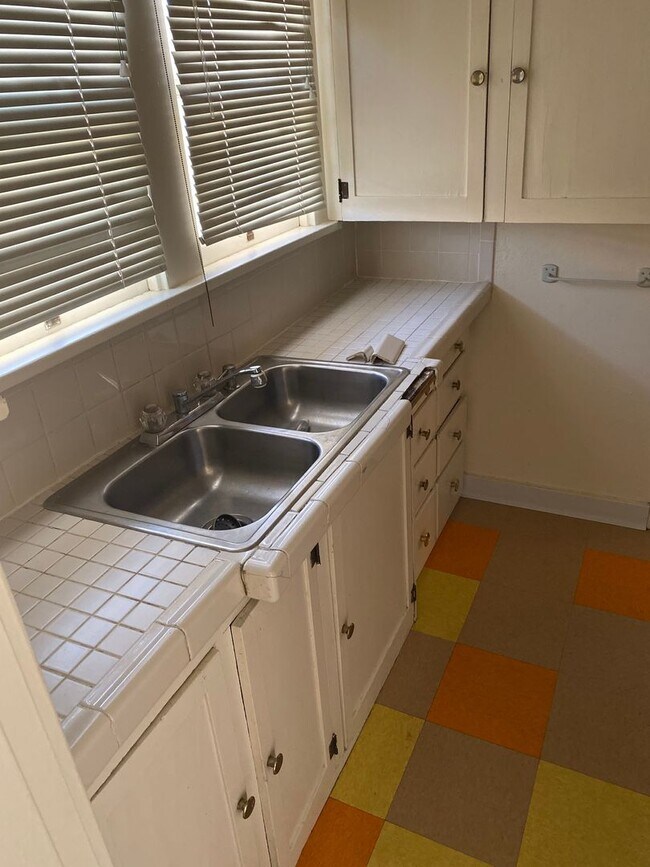 Building Photo - 1 Bedroom with Basement & Enclosed Yard