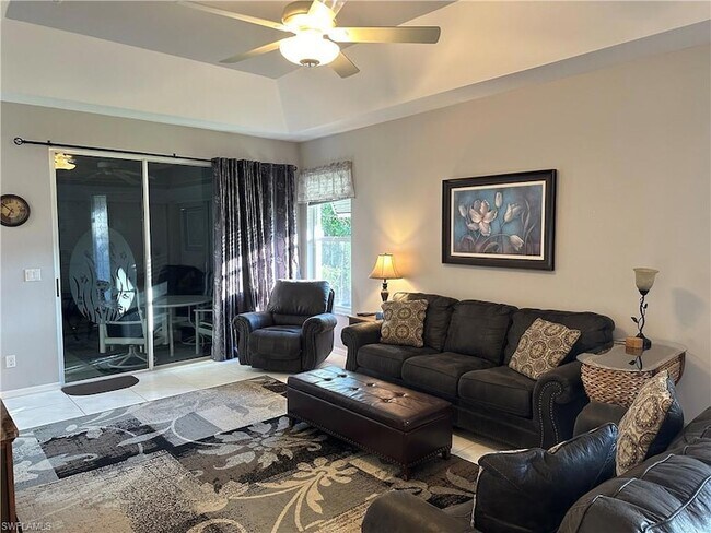 Building Photo - 8564 Fairway Bend Dr