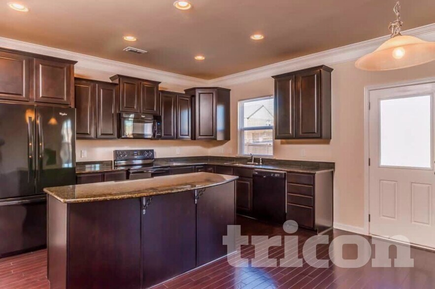 Building Photo - 1040 Merrick Rd