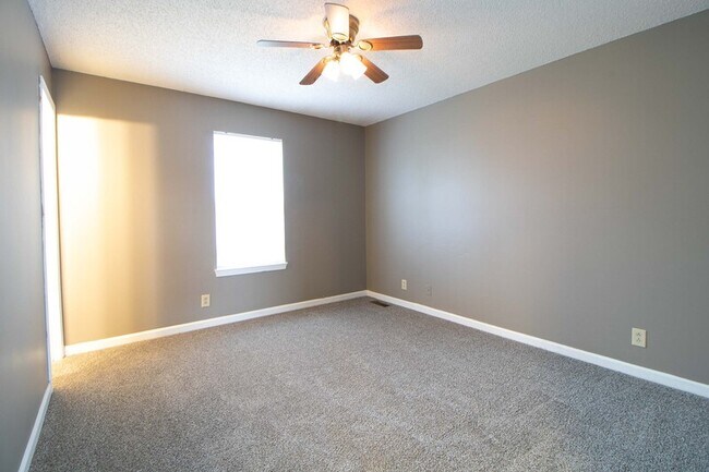 Building Photo - 924 Van Buren Ave