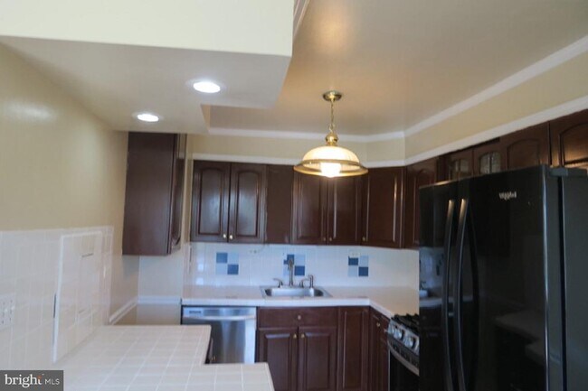 Building Photo - 5801 Quantrell Ave