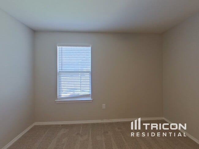 Building Photo - 1636 Vernon Dr