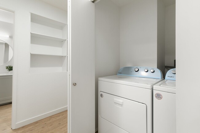 Building Photo - Newly updated, quiet condo in GREAT locati...
