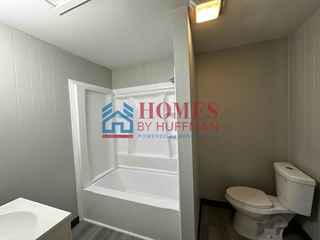 Building Photo - One Bedroom Upstairs Duplex | Move in Ready