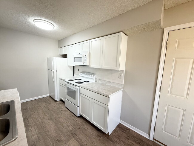 Building Photo - 2 Bedroom/1 Bath Unit w/ An Attached Garage *READY NOW*